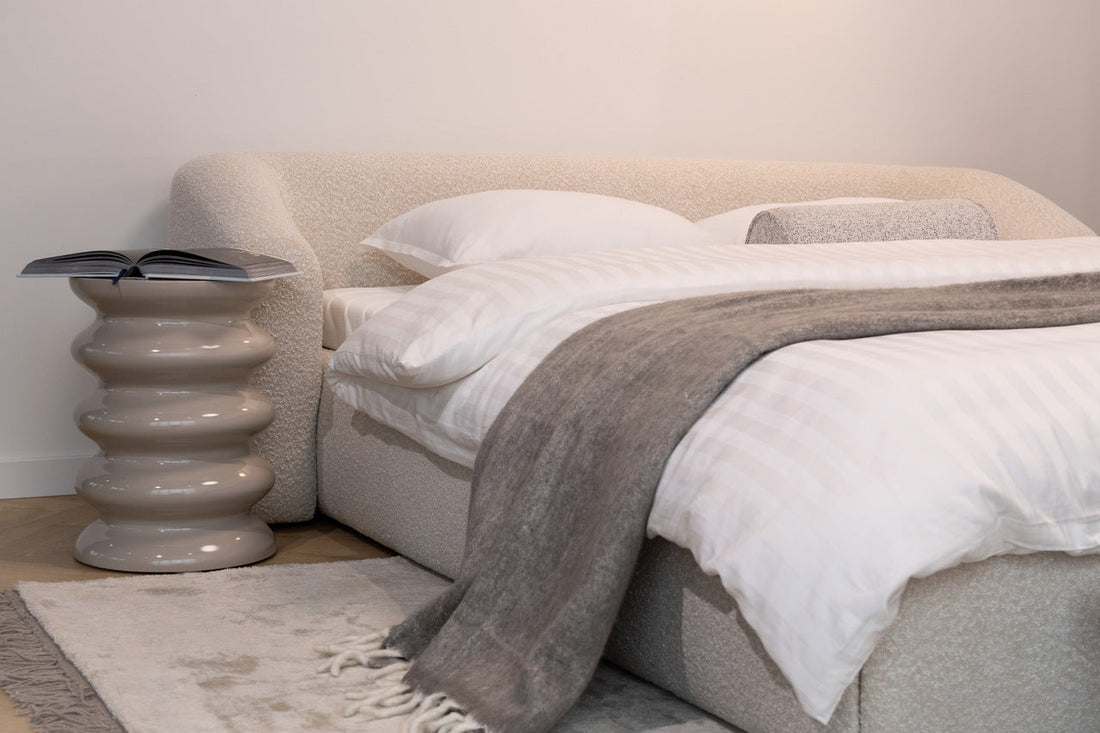 Łóżko tapicerowane – jak wybrać idealny model do sypialni?