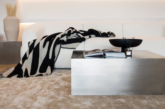 Stoliki kawowe, które dodadzą aranżacji charakteru: stal, kamień, drewno