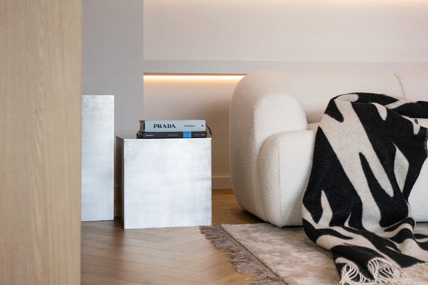 Odkládací stolek KOVU