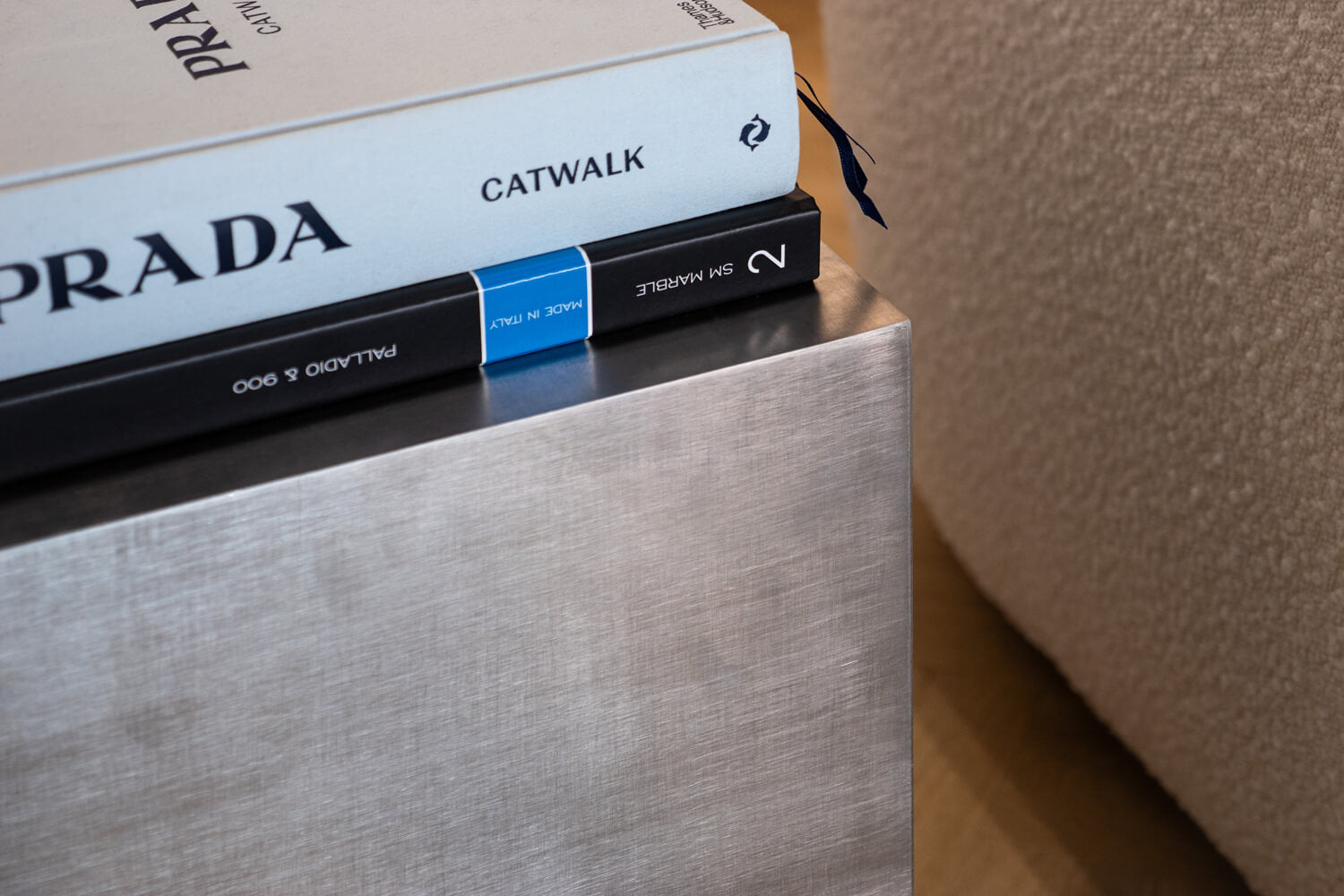 Odkládací stolek KOVU