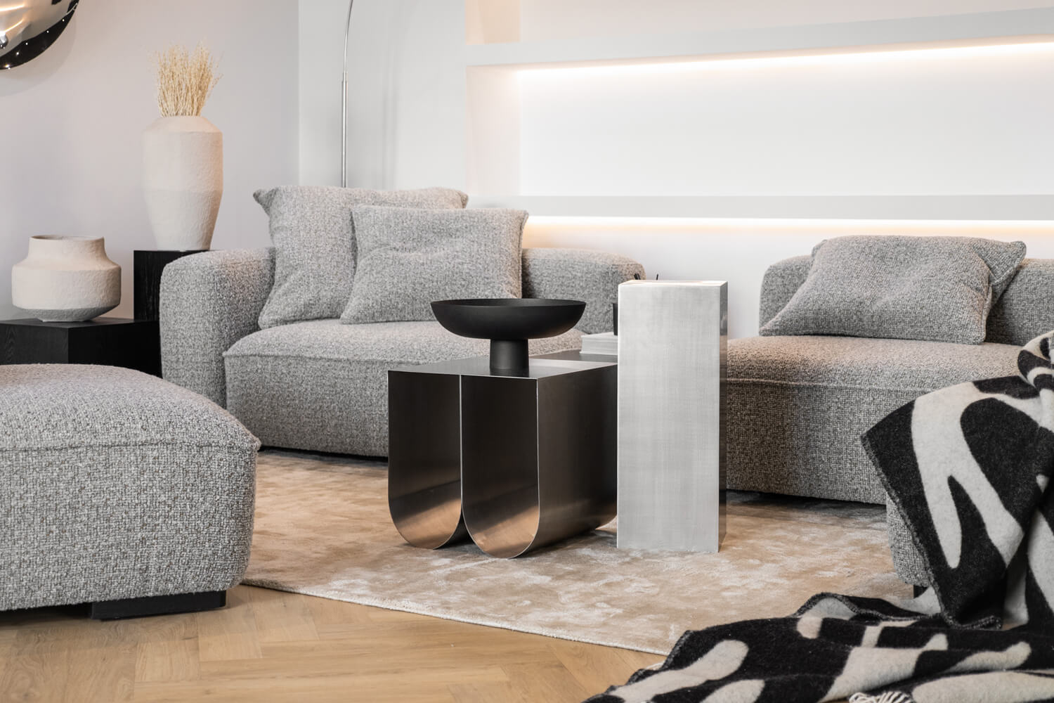 Dekorativní stůl KOVU